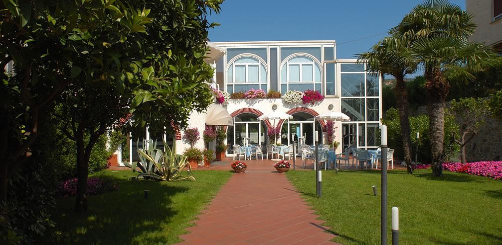 Hotel Riviera 3 Stelle Con Piscina Estiva Gratuita E Garage A Pagamento Spotorno Exterior photo
