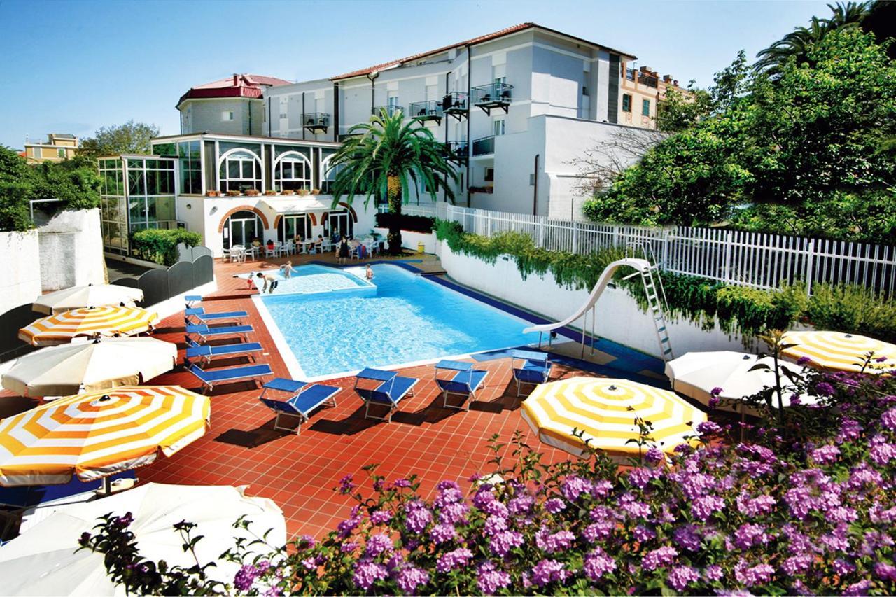 Hotel Riviera 3 Stelle Con Piscina Estiva Gratuita E Garage A Pagamento Spotorno Exterior photo